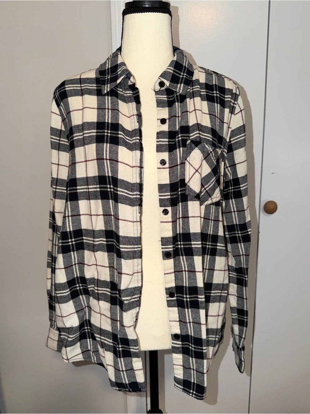 Forever 21 Black and White Plaid Button-Up Shirt Large